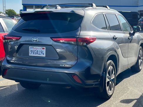 Used 2023 Toyota Highlander XLE AWD/4WD image 4