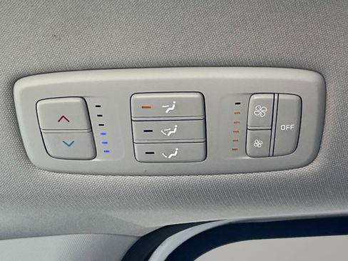 Used 2023 Kia Carnival LX FWD image 15