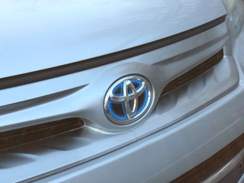 Used 2011 Toyota Highlander Hybrid w/ Cold Weather Pkg image 38