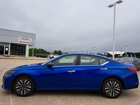 Used 2025 Nissan Altima 2.5 SV FWD image 8