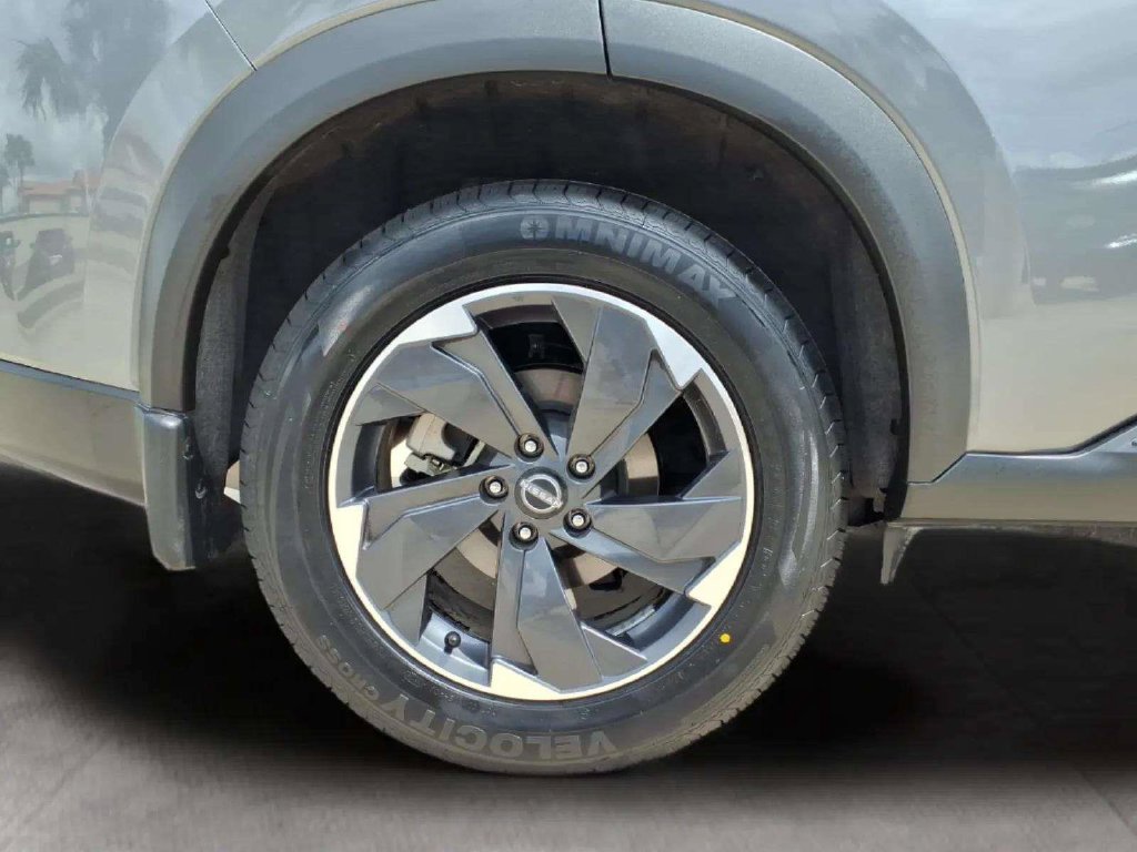 Used 2024 Nissan Rogue SV w/ SV Premium Package FWD image 20