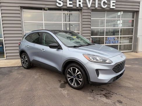 Used 2022 Ford Escape SE w/ SE Sport Appearance Package image 4