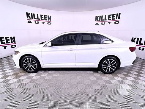 Used 2025 Volkswagen Jetta SE w/ Sunroof Package image 4