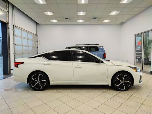 Used 2023 Nissan Altima 2.5 SR w/ SR Premium Package FWD image 2