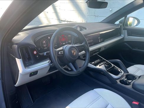 Certified 2025 Porsche Cayenne E-Hybrid Coupe AWD/4WD image 4