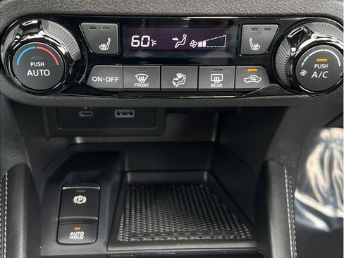 Used 2023 Nissan Kicks SR w/ SR Premium Package FWD image 17