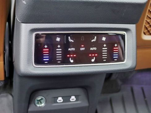 Used 2024 Audi Q8 e-tron Prestige image 26