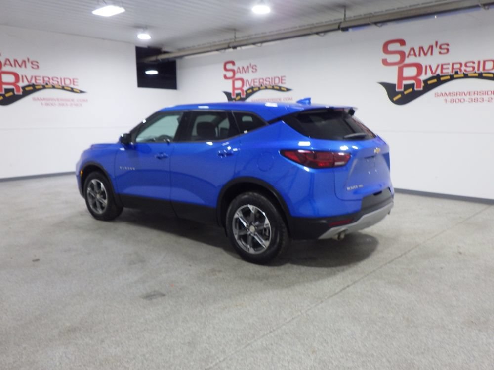 Used 2025 Chevrolet Blazer LT AWD/4WD image 2