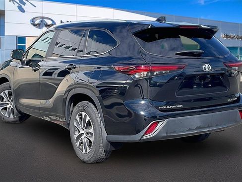 Used 2024 Toyota Highlander XLE image 12