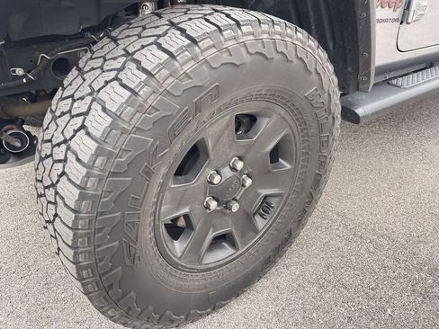 Used 2021 Jeep Gladiator Mojave AWD/4WD image 2