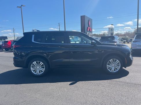 Used 2024 Mitsubishi Outlander ES image 2