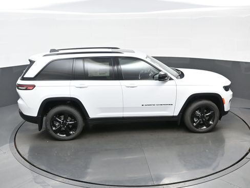 New 2025 Jeep Grand Cherokee Altitude image 23
