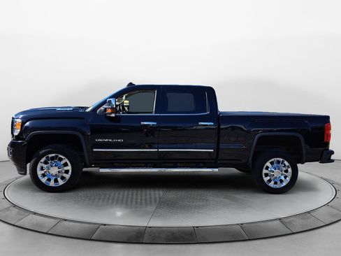 Used 2018 GMC Sierra 2500 Denali w/ Duramax Plus Package AWD/4WD image 4