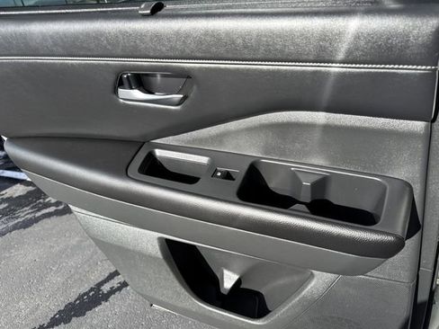 Used 2024 Nissan Pathfinder SL w/ Black Appearance Package image 10