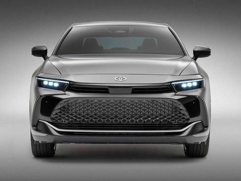 Used 2023 Toyota Crown Limited w/ Advanced Technology Package image 3