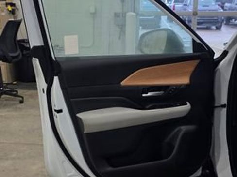 Used 2024 Toyota Grand Highlander Limited image 11