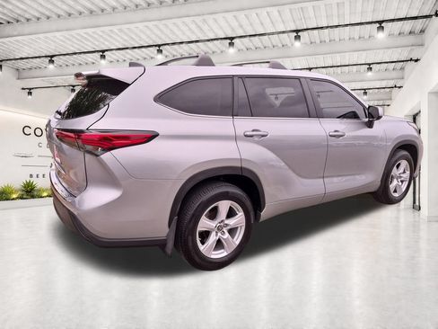 Used 2023 Toyota Highlander L FWD image 11