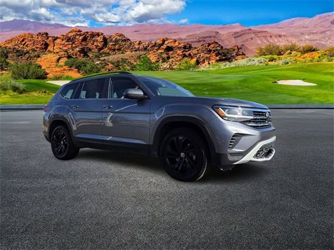 Used 2022 Volkswagen Atlas SE image 2