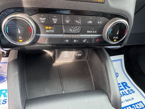 Used 2022 Ford Escape Titanium AWD/4WD image 3