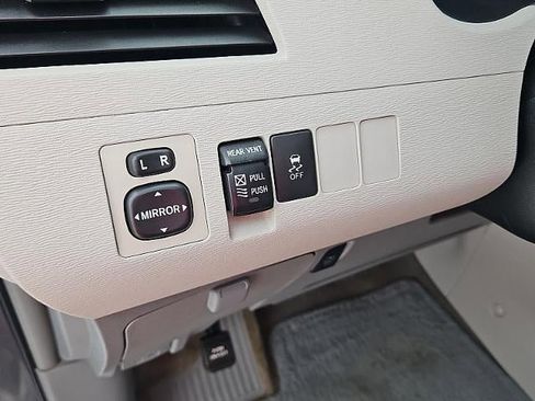 Used 2012 Toyota Sienna XLE image 33