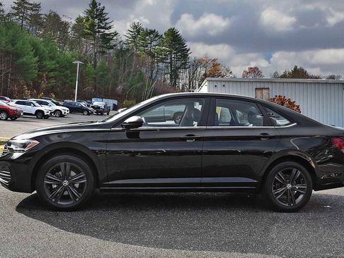 Used 2024 Volkswagen Jetta SE image 4