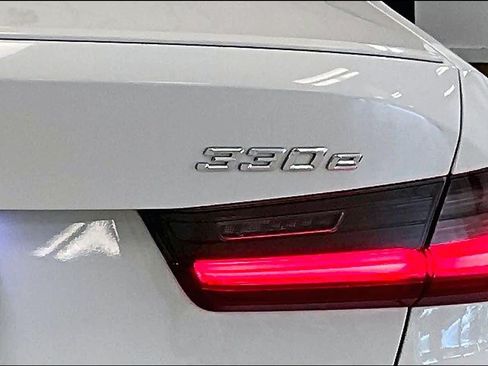 Used 2022 BMW 330e w/ M Sport Package RWD image 9