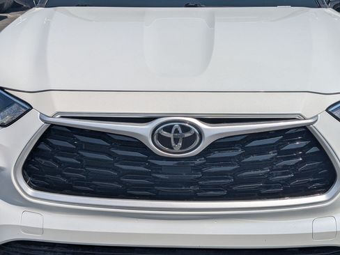 Used 2022 Toyota Highlander XLE AWD/4WD image 12