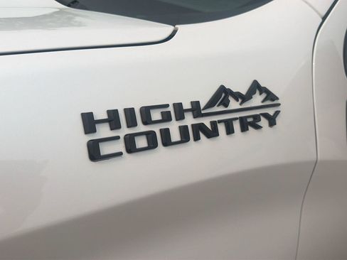 Used 2022 Chevrolet Silverado 1500 High Country w/ High Country Premium Package AWD/4WD image 9