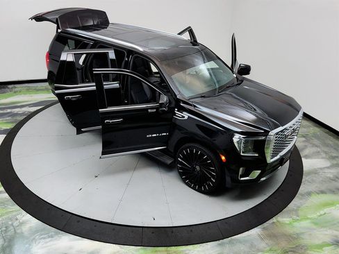 Used 2022 GMC Yukon Denali w/ Denali Premium Package image 38