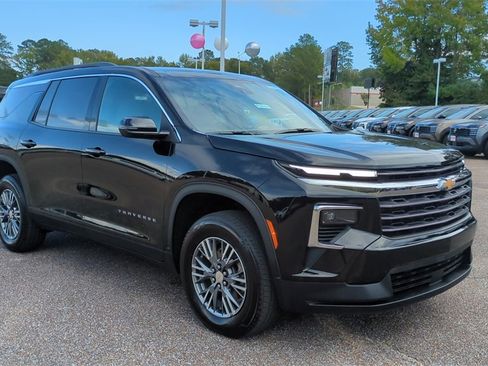 Used 2025 Chevrolet Traverse LT image 3