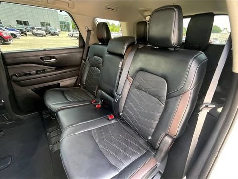Certified 2023 Nissan Pathfinder Platinum w/ Black Appearance Package AWD/4WD image 19