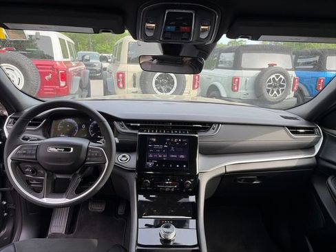 Used 2025 Jeep Grand Cherokee L Altitude AWD/4WD image 10