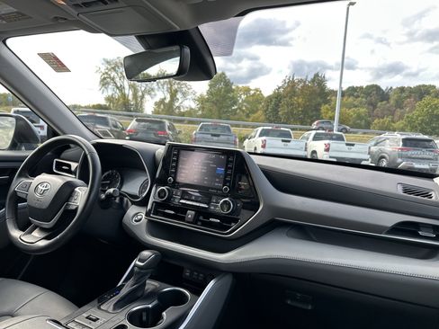 Used 2022 Toyota Highlander XLE image 16
