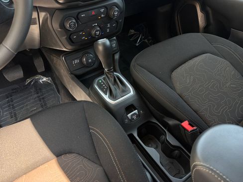 Used 2023 Jeep Renegade Latitude AWD/4WD image 40