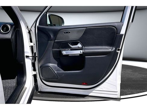 Used 2022 Mercedes-Benz GLB 250 4MATIC image 23