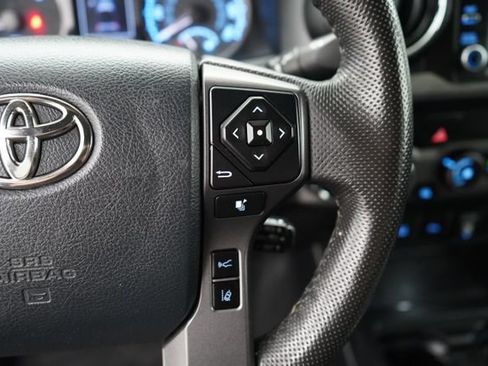 Used 2020 Toyota Tacoma TRD Off-Road w/ Technology Package AWD/4WD image 18
