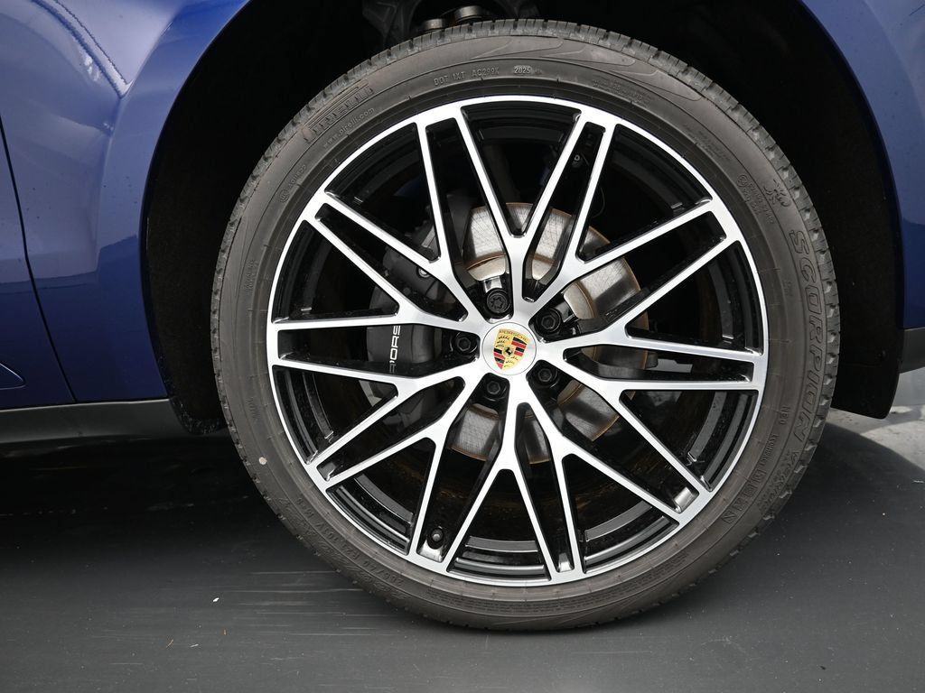 Certified 2025 Porsche Macan AWD/4WD image 32