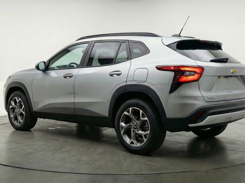 Used 2025 Chevrolet Trax LT FWD image 6