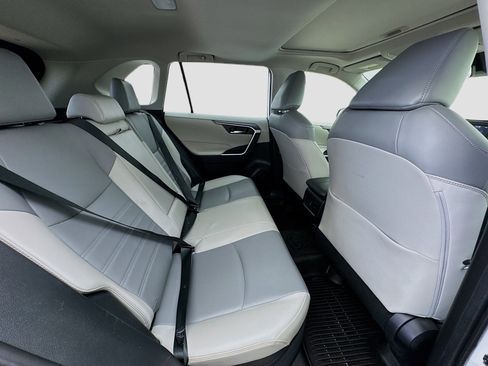 Used 2022 Toyota RAV4 XLE Premium image 19