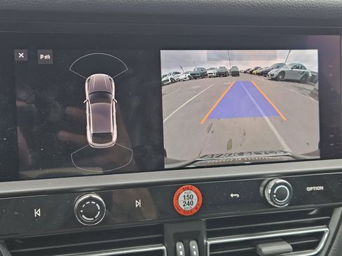 Certified 2025 Porsche Macan image 18