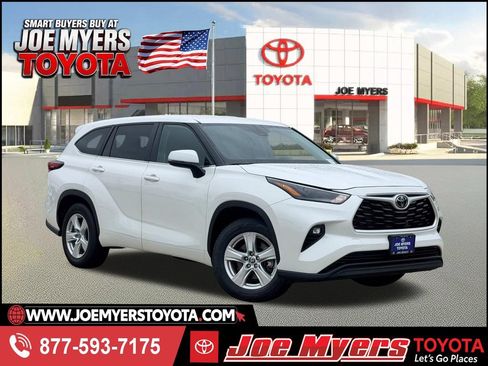 Used 2024 Toyota Highlander LE FWD image 1