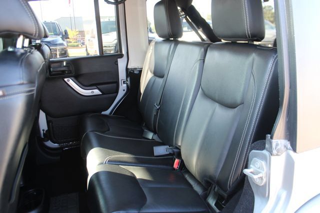 Used 2016 Jeep Wrangler Unlimited Sahara w/ Connectivity Group AWD/4WD image 22