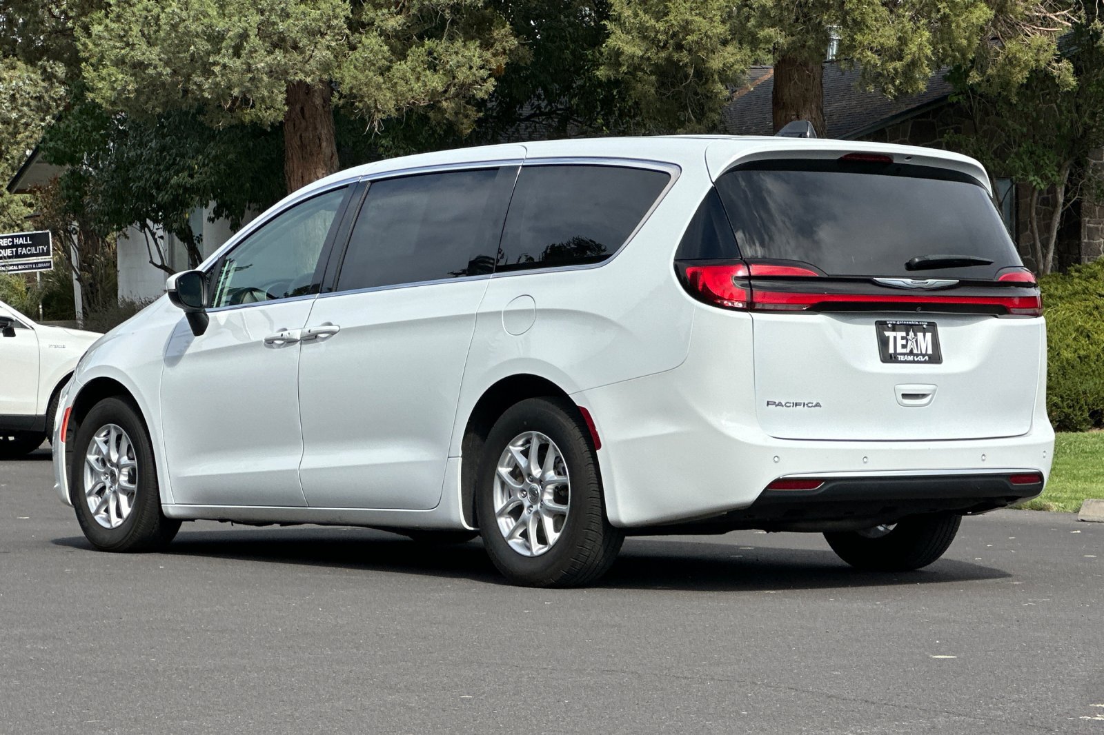 Used 2023 Chrysler Pacifica Touring-L FWD image 6