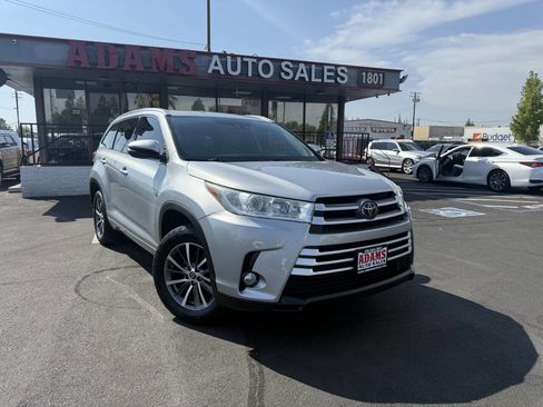 Used 2018 Toyota Highlander XLE image 1