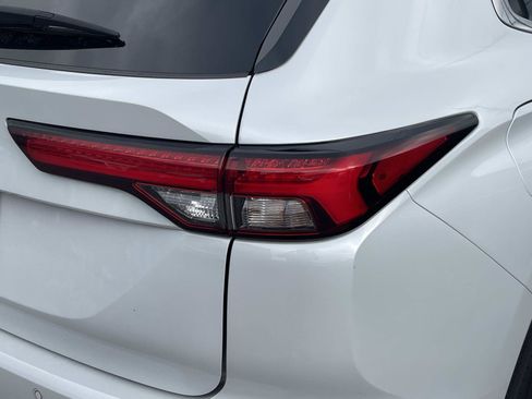 Used 2024 Mitsubishi Outlander ES FWD image 6