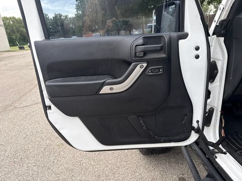 Used 2012 Jeep Wrangler Unlimited Sahara w/ Dual Top Group AWD/4WD image 10
