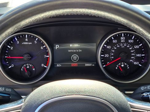 Used 2024 Kia Carnival LX FWD image 17