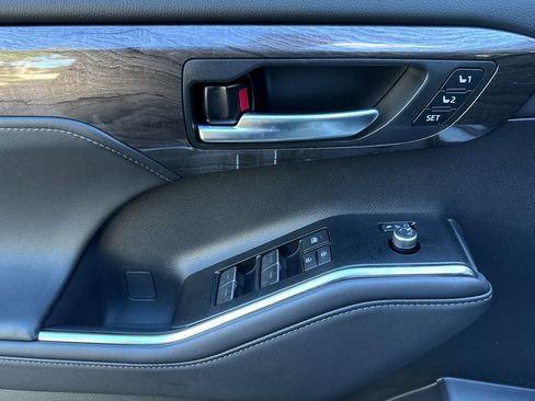 New 2026 Toyota Highlander Limited image 11