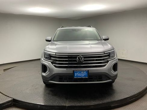 Used 2025 Volkswagen Atlas SE FWD image 2