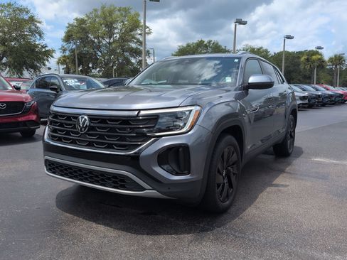 Used 2024 Volkswagen Atlas Cross Sport SE w/ Panoramic Sunroof Package FWD image 8